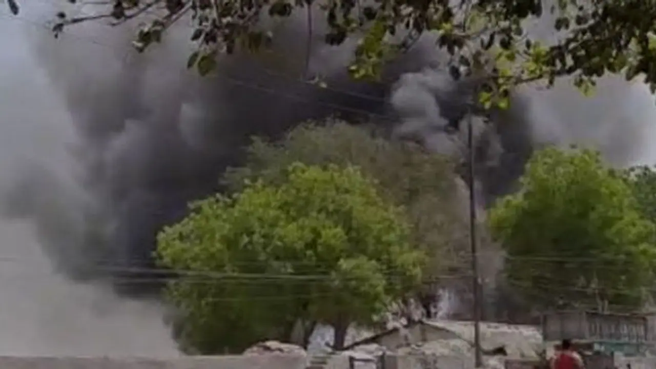 बिहारः होटल में विस्फोट से लगी आग, खाली कराए गए आस पास के घर बिहारः होटल में विस्फोट से लगी आग, खाली कराए गए आस पास के घर