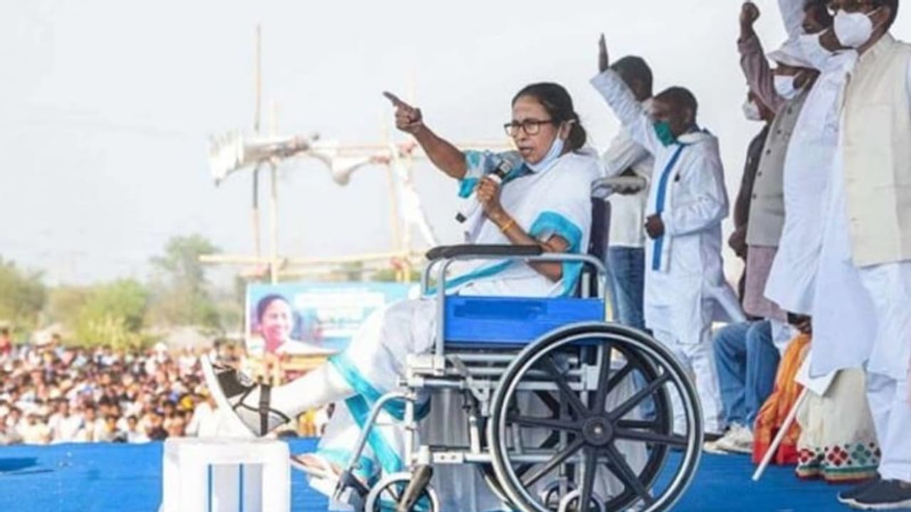 ममता बोलीं BJP को पता चल गया वे हार रहे, इसलिए बंदूकों का इस्तेमाल कर रहे, लेकिन हम बैलेट से देंगे जवाब ममता बोलीं BJP को पता चल गया वे हार रहे, इसलिए बंदूकों का इस्तेमाल कर रहे, लेकिन हम बैलेट से देंगे जवाब