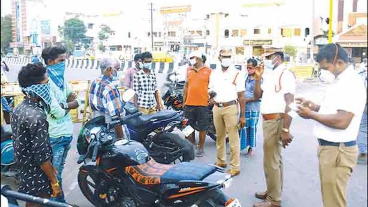 மாஸ்க் போட மறக்காதீங்க மக்களே... இல்லைன்னா உங்களுக்கும் இதே கதி தான்... சென்னையில் நடந்த தரமான சம்பவம்! மாஸ்க் போட மறக்காதீங்க மக்களே... இல்லைன்னா உங்களுக்கும் இதே கதி தான்... சென்னையில் நடந்த தரமான சம்பவம்!