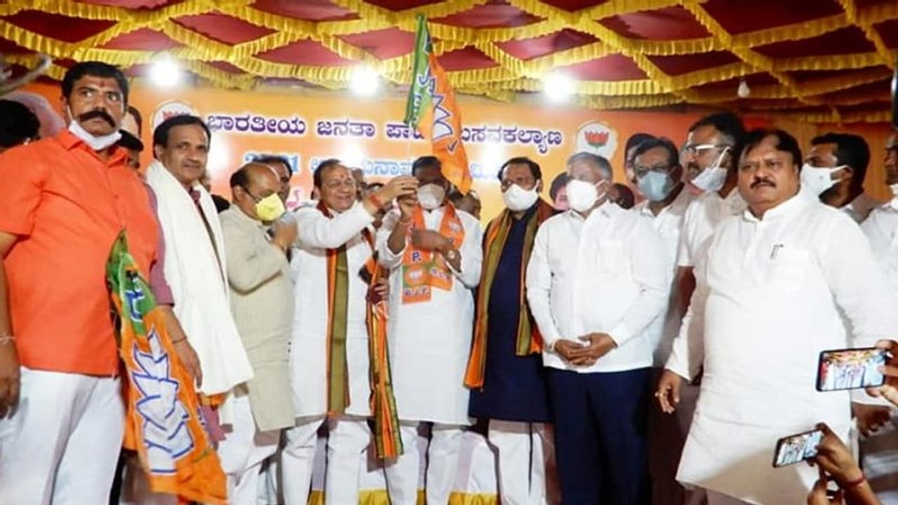 ಕುಮಾರಸ್ವಾಮಿ ಮನವೊಲಿಕೆ ಯತ್ನ ವಿಫಲ: ಬಿಜೆಪಿ ಸೇರಿದ ಮಾಜಿ ಶಾಸಕ ಕುಮಾರಸ್ವಾಮಿ ಮನವೊಲಿಕೆ ಯತ್ನ ವಿಫಲ: ಬಿಜೆಪಿ ಸೇರಿದ ಮಾಜಿ ಶಾಸಕ