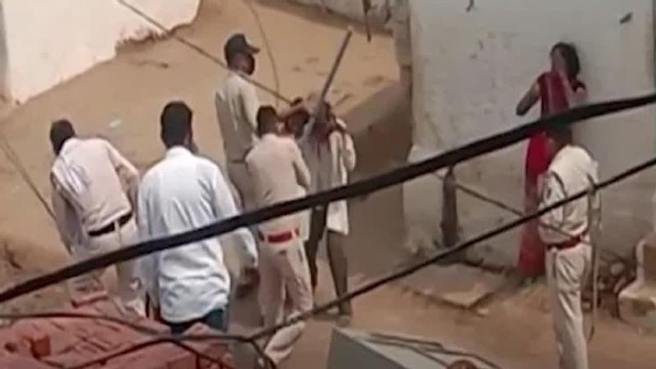 MP में पुलिस की हैवानियत: Corona मरीज को जानवरों की तरह पीटा, मां बहन पर बरसाए डंडे MP में पुलिस की हैवानियत: Corona मरीज को जानवरों की तरह पीटा, मां बहन पर बरसाए डंडे