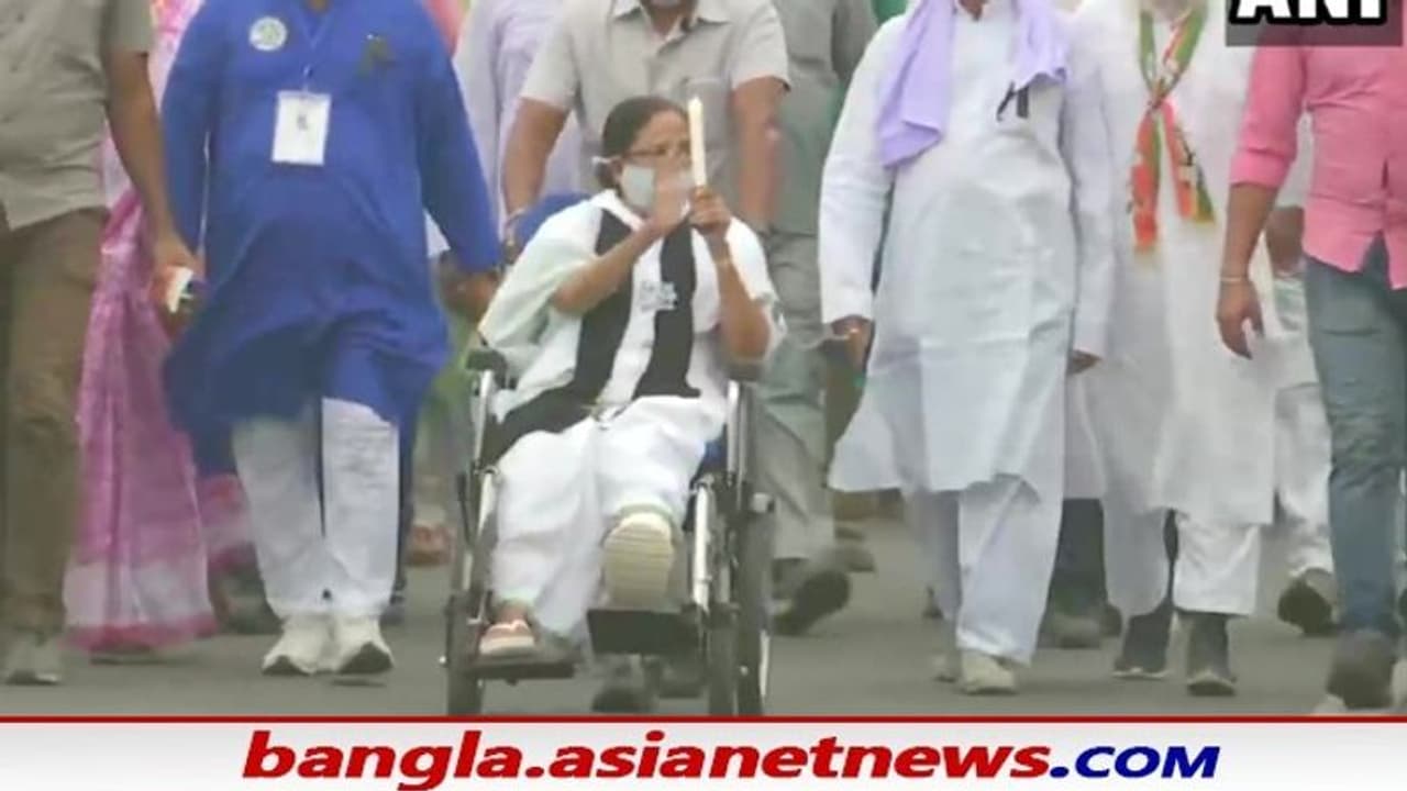 গলায় কালো ওড়না আর হাতে মোমবাতি, শীতলকুচির প্রতিবাদে বর্ধমানের রাস্তায় মমতা বন্দ্যোপাধ্যায় গলায় কালো ওড়না আর হাতে মোমবাতি, শীতলকুচির প্রতিবাদে বর্ধমানের রাস্তায় মমতা বন্দ্যোপাধ্যায়