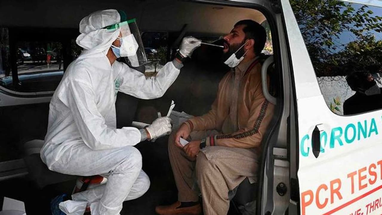 कोरोना से भारत में हाहाकार, जानिए कैसे हैं भारत के पड़ोसी मुल्क पाकिस्तान के हाल कोरोना से भारत में हाहाकार, जानिए कैसे हैं भारत के पड़ोसी मुल्क पाकिस्तान के हाल