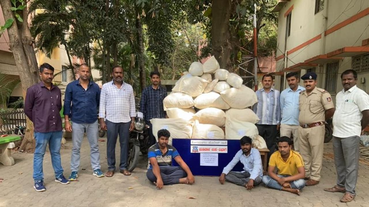 ಆಂಧ್ರದಿಂದ ಬೆಂಗಳೂರಿಗೆ ಗಾಂಜಾ ತಂದು ಮಾರುತ್ತಿದ್ದ ಮೂವರು ಬಲೆಗೆ ಆಂಧ್ರದಿಂದ ಬೆಂಗಳೂರಿಗೆ ಗಾಂಜಾ ತಂದು ಮಾರುತ್ತಿದ್ದ ಮೂವರು ಬಲೆಗೆ