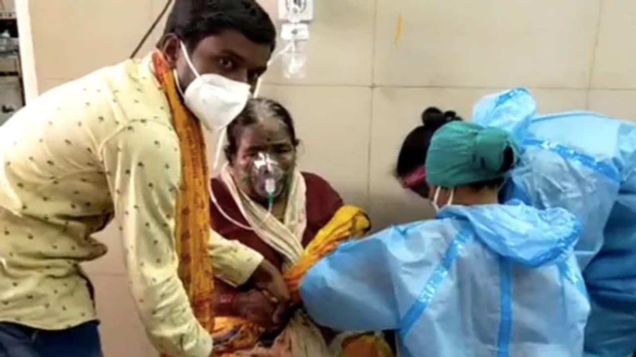 കൊവിഡ് വ്യപനം; കിടക്കകളില്ല, മഹാരാഷ്ട്രയിലെ ആശുപത്രിയിൽ രോഗികൾക്ക് ഓക്സിജൻ നൽകുന്നത് വീൽചെയറിൽ ഇരുത്തി കൊവിഡ് വ്യപനം; കിടക്കകളില്ല, മഹാരാഷ്ട്രയിലെ ആശുപത്രിയിൽ രോഗികൾക്ക് ഓക്സിജൻ നൽകുന്നത് വീൽചെയറിൽ ഇരുത്തി