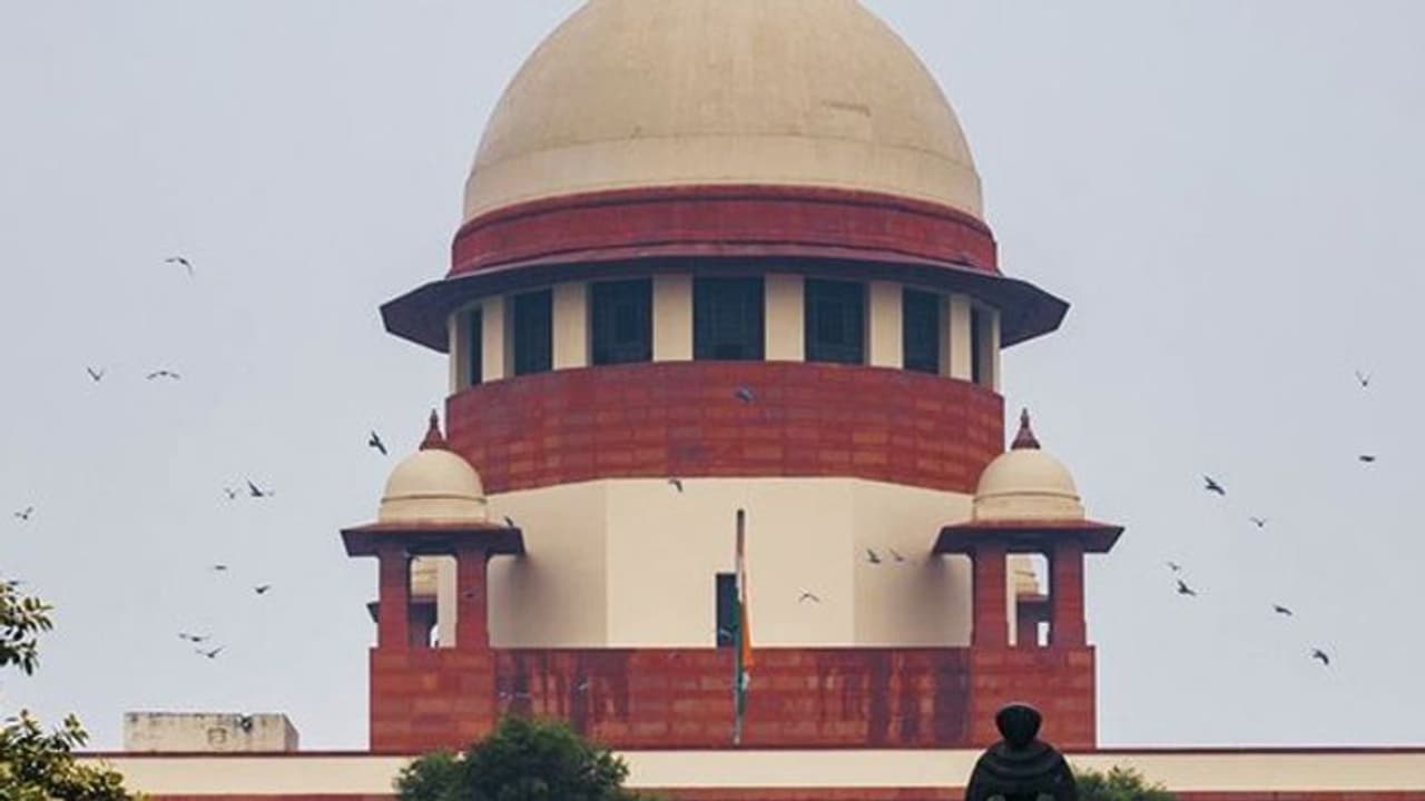 మహారాష్ట్ర సర్కార్‌కి సుప్రీం షాక్: మరాఠా రిజర్వేషన్లు కొట్టివేత