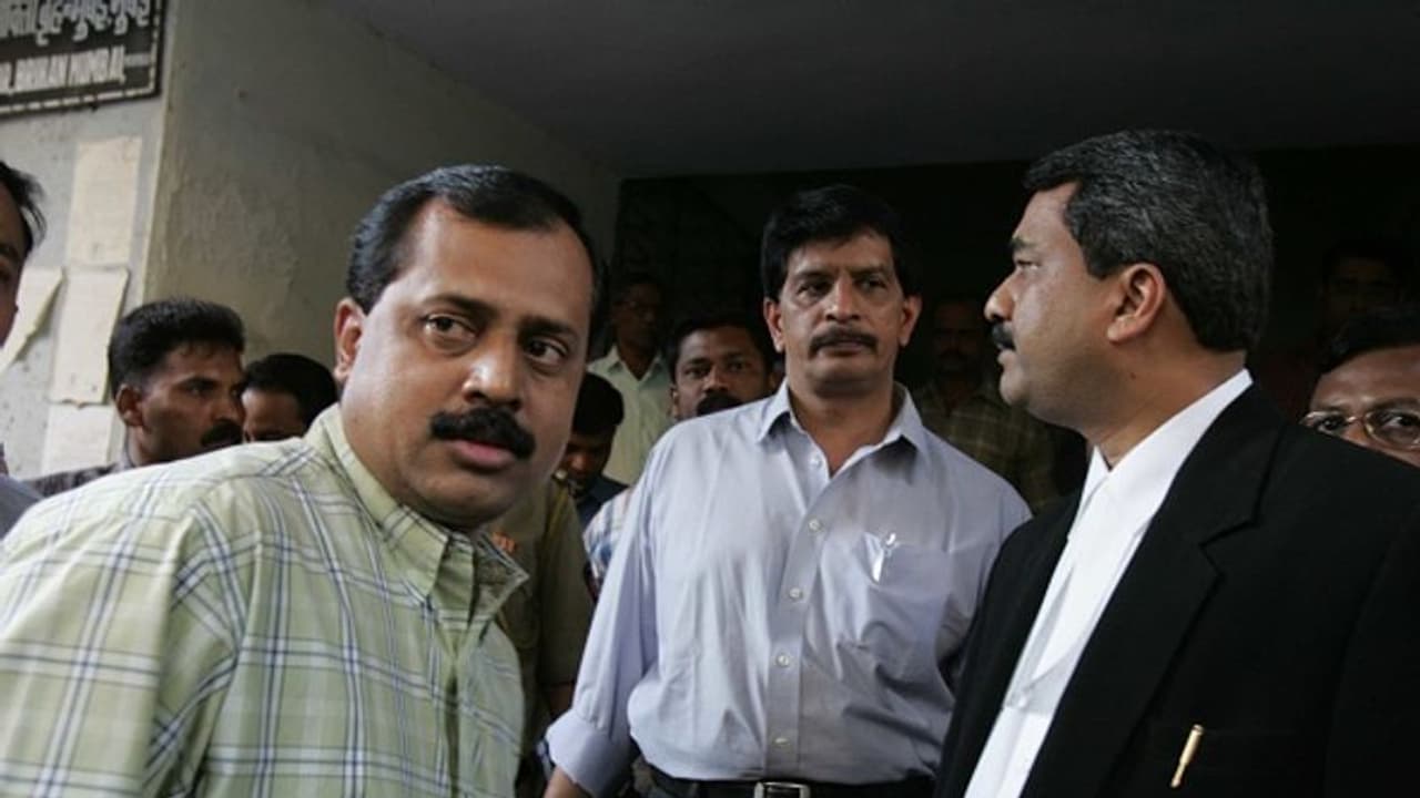 Antilia Case: वझे, प्रदीप शर्मा समेत आधा दर्जन पुलिसवालों के खिलाफ NIA की 9000 पन्नों की चार्जशीट, 200 गवाह Antilia Case: वझे, प्रदीप शर्मा समेत आधा दर्जन पुलिसवालों के खिलाफ NIA की 9000 पन्नों की चार्जशीट, 200 गवाह