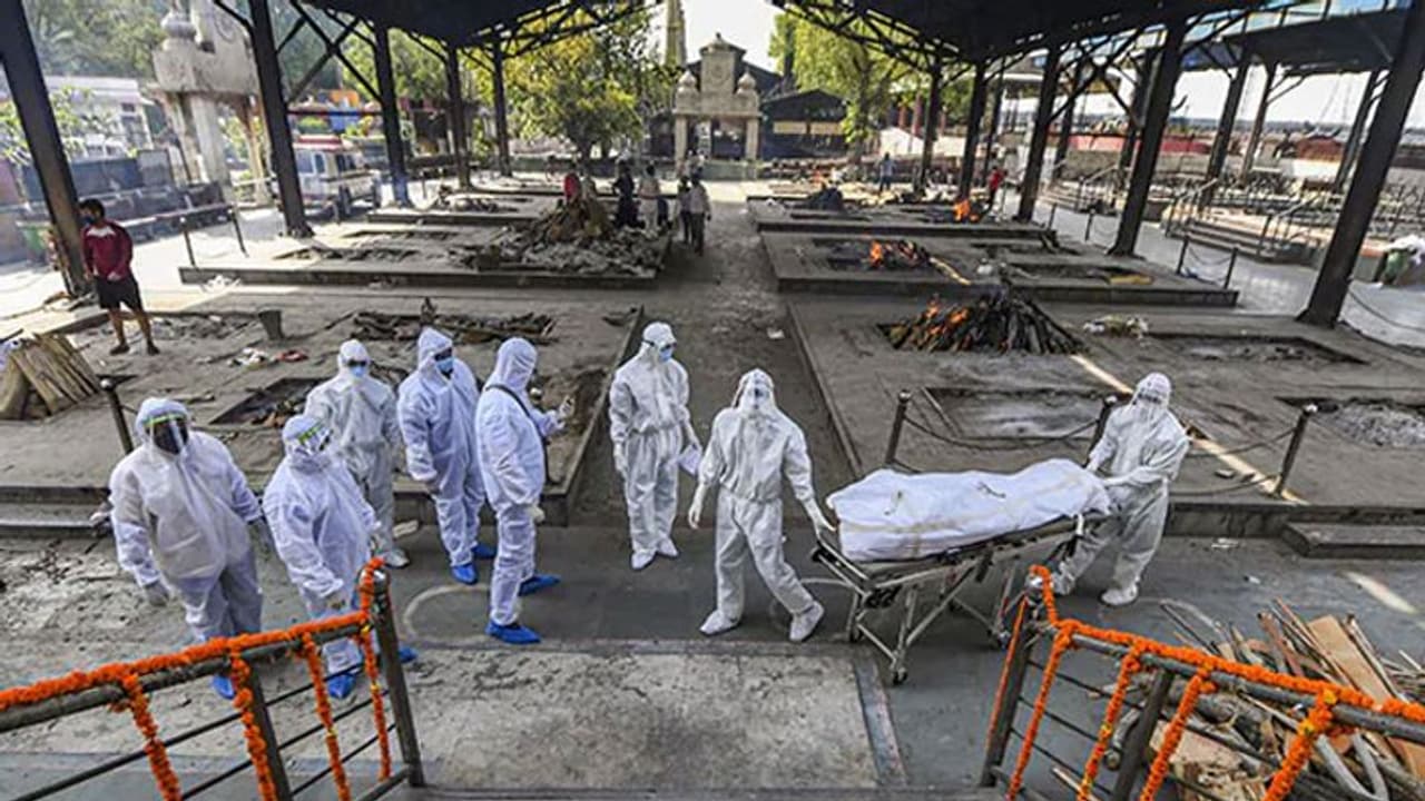 இந்த கொடுமையை எங்குபோய் சொல்ல... உயிருடன் இருப்பவருக்கு இறப்பு சான்றிதழ் வழங்கிய அரசு மருத்துவமனை..!