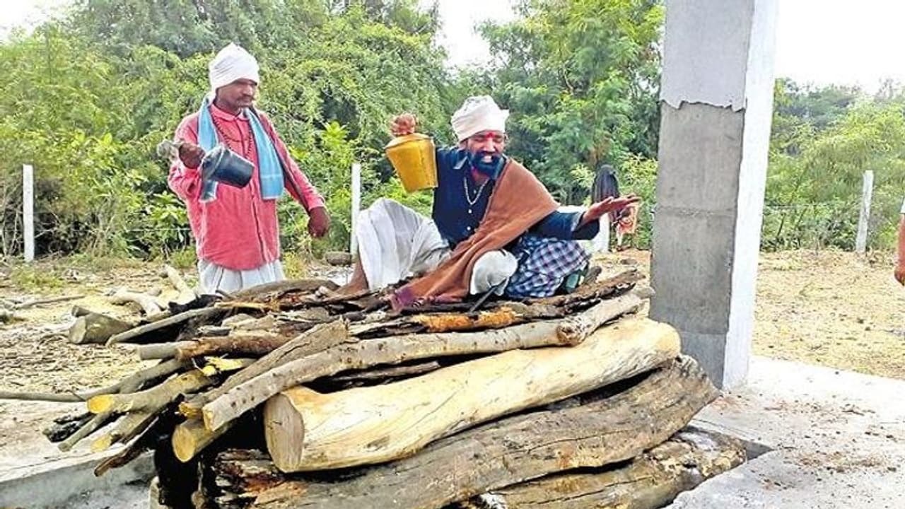 అమానుషం : డబ్బు కోసం చితి ఎక్కి కూర్చున్న కాటి కాపరులు.. ఆపై.. అమానుషం : డబ్బు కోసం చితి ఎక్కి కూర్చున్న కాటి కాపరులు.. ఆపై..