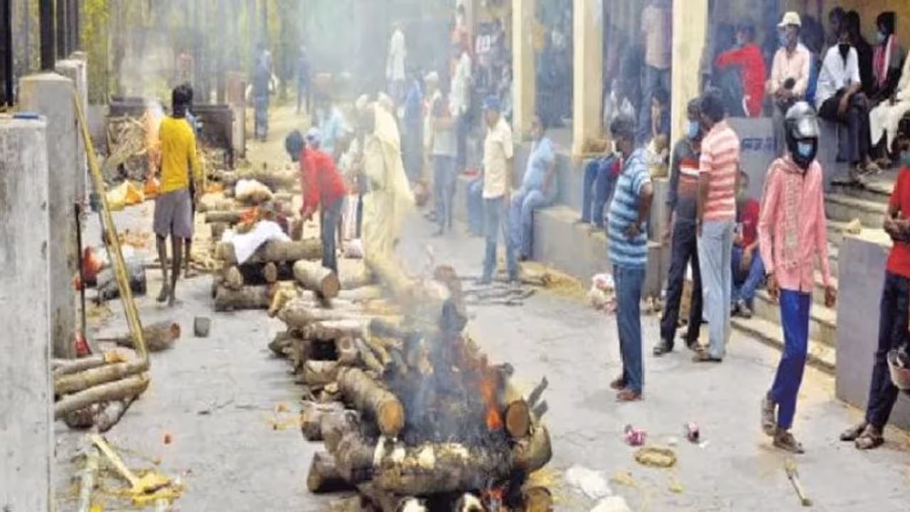 சாலையில் வைத்து சடலங்கள் எரிக்கப்பட்ட அவலம்.. எப்போது ஓயும் இந்த கொரோனா கொடூரம்.