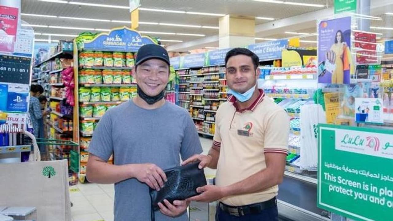 చైనా యువకుడికి సాయం.. దుబాయిలో భారతీయుడిపై ప్రశంసలు చైనా యువకుడికి సాయం.. దుబాయిలో భారతీయుడిపై ప్రశంసలు