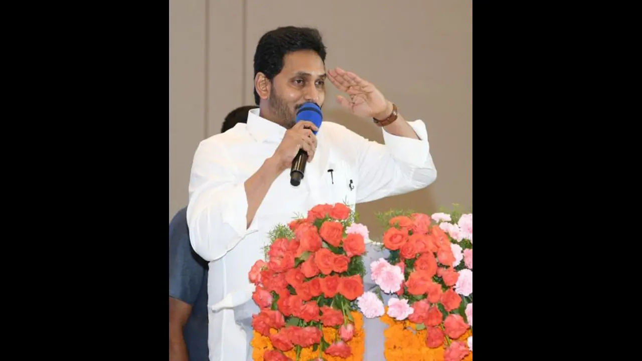 రఘురామపై ఎమ్మెల్యే జోగీ రమేష్ తిట్లు: థ్యాంక్స్ చెప్పిన వైఎస్ జగన్ రఘురామపై ఎమ్మెల్యే జోగీ రమేష్ తిట్లు: థ్యాంక్స్ చెప్పిన వైఎస్ జగన్