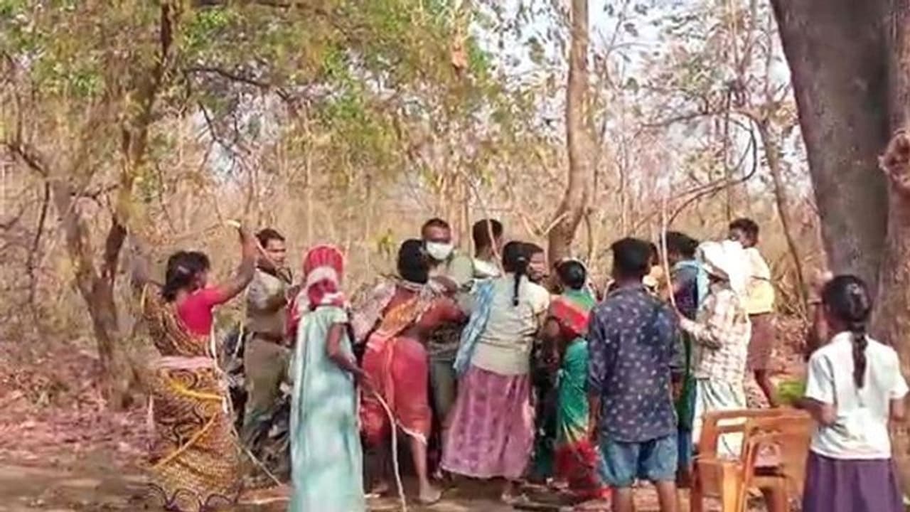 ఉద్రిక్తత : ఫారెస్ట్ ఆఫీసర్ లను కొట్టి, చెట్టుకు కట్టేసిన గ్రామస్తులు.. (వీడియో) ఉద్రిక్తత : ఫారెస్ట్ ఆఫీసర్ లను కొట్టి, చెట్టుకు కట్టేసిన గ్రామస్తులు.. (వీడియో)