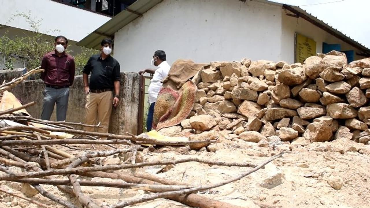 ഭൂമി കൈയ്യേറ്റം; മൂന്നാറിൽ അംഗന്വാടി കെട്ടിടത്തിന്റെ ചുറ്റുമതില് പൊളിച്ചുമാറ്റി സ്വകാര്യവ്യക്തി ഭൂമി കൈയ്യേറ്റം; മൂന്നാറിൽ അംഗന്വാടി കെട്ടിടത്തിന്റെ ചുറ്റുമതില് പൊളിച്ചുമാറ്റി സ്വകാര്യവ്യക്തി