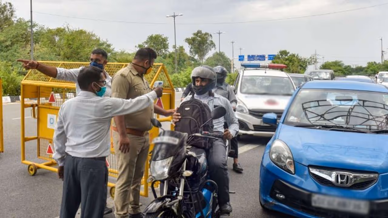 இன்று முதல் இ பாஸ் கட்டாயம்... எல்லையில் திருப்பி அனுப்பப்படும் பொதுமக்கள்..! இன்று முதல் இ பாஸ் கட்டாயம்... எல்லையில் திருப்பி அனுப்பப்படும் பொதுமக்கள்..!