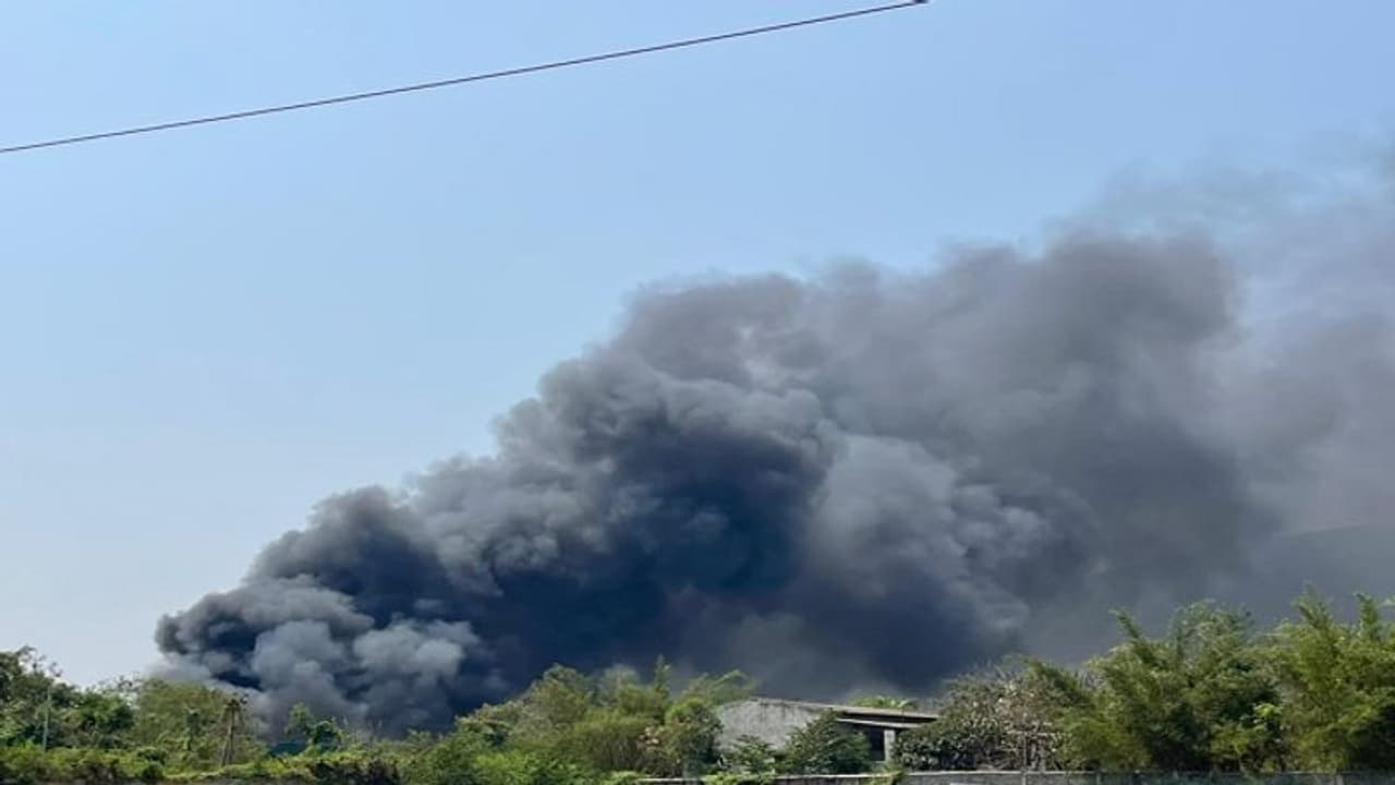 పాశమైలారం పారిశ్రామికవాడలో భారీ అగ్ని ప్రమాదం.. ఎగసిపడుతున్న మంటలు పాశమైలారం పారిశ్రామికవాడలో భారీ అగ్ని ప్రమాదం.. ఎగసిపడుతున్న మంటలు