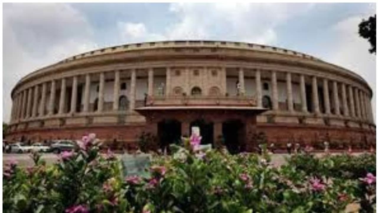 Rajya Sabha: എംപിമാരുടെ സസ്പെൻഷൻ; വിട്ടുകൊടുക്കില്ലെന്ന് പ്രതിപക്ഷം, ശക്തമായ പ്രതിഷേധം ഇന്നും തുടരും Rajya Sabha: എംപിമാരുടെ സസ്പെൻഷൻ; വിട്ടുകൊടുക്കില്ലെന്ന് പ്രതിപക്ഷം, ശക്തമായ പ്രതിഷേധം ഇന്നും തുടരും