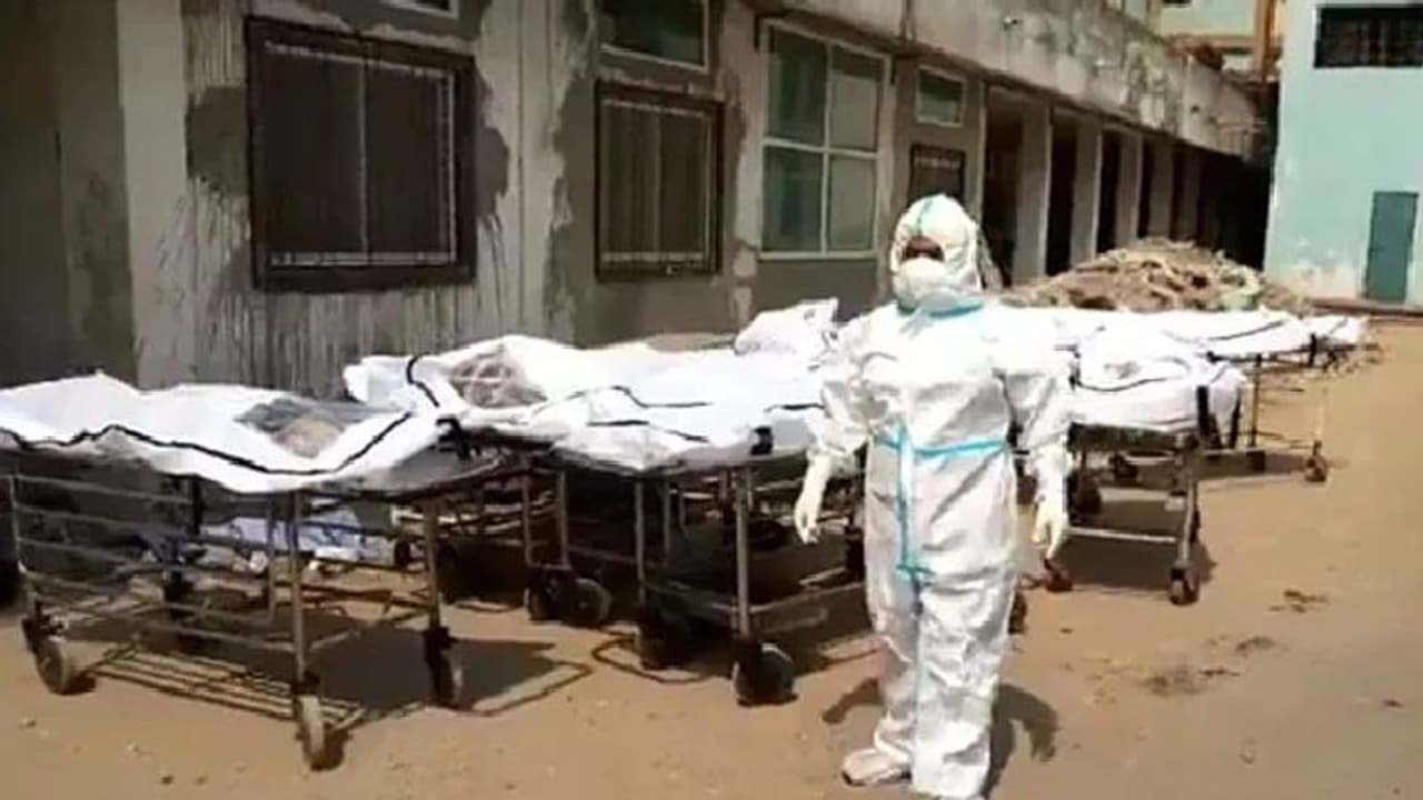 കൂട്ടിയിട്ടിരിക്കുന്ന മൃതദേഹങ്ങള്‍; കൊവിഡ് ഭീകരത തെളിയിക്കുന്ന ചിത്രങ്ങള്‍...