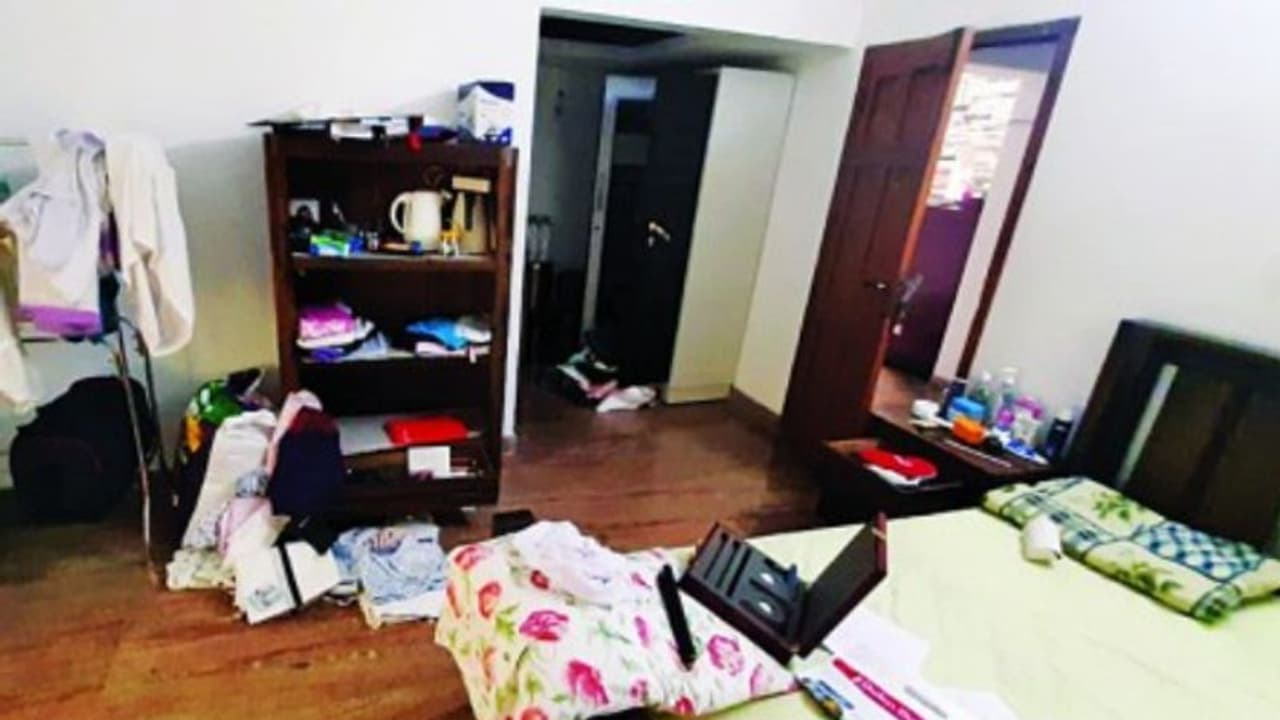 వ్యాపారవేత్త ఇంట్లో రూ.2 కోట్ల దోపిడి... పనిమనుషులతో సహా ఐదుగురు పక్కా ప్లాన్ తో... వ్యాపారవేత్త ఇంట్లో రూ.2 కోట్ల దోపిడి... పనిమనుషులతో సహా ఐదుగురు పక్కా ప్లాన్ తో...