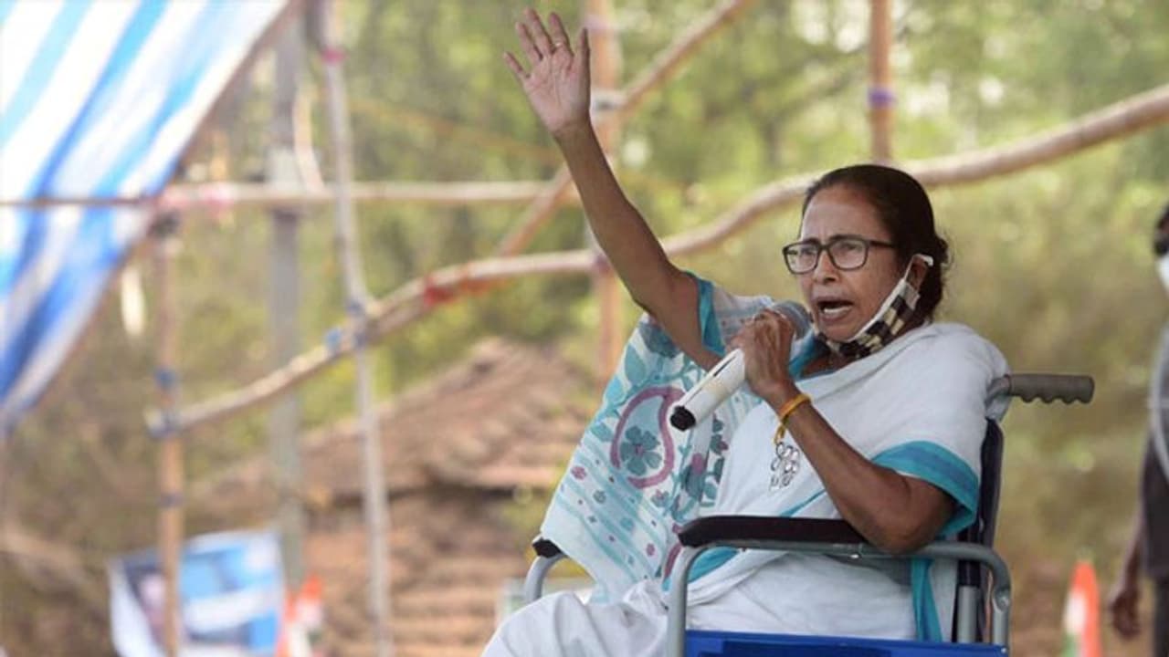 হুইলচেয়ারে এক মাস পার মমতার, এই ইমেজ কি সত্যিই সাহায্য করছে মুখ্যমন্ত্রীর ভোটবাক্সকে