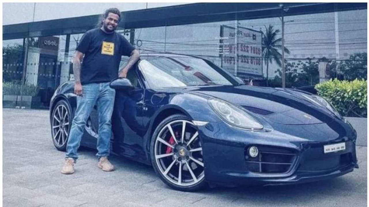 വില 85 ലക്ഷം, വേറിട്ടൊരു കാര് സ്വന്തമാക്കി മലയാളികളുടെ വേറിട്ട ഗായകന്! വില 85 ലക്ഷം, വേറിട്ടൊരു കാര് സ്വന്തമാക്കി മലയാളികളുടെ വേറിട്ട ഗായകന്!