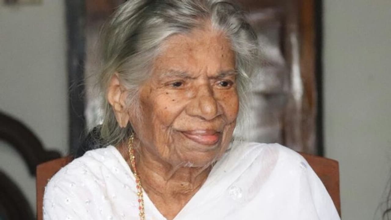 കെആർ ഗൗരിയമ്മയുടെ ആരോഗ്യനില ഗുരുതരമായി തുടരുന്നു, വീണ്ടും തീവ്രപരിചരണ വിഭാഗത്തിലേക്ക് മാറ്റി