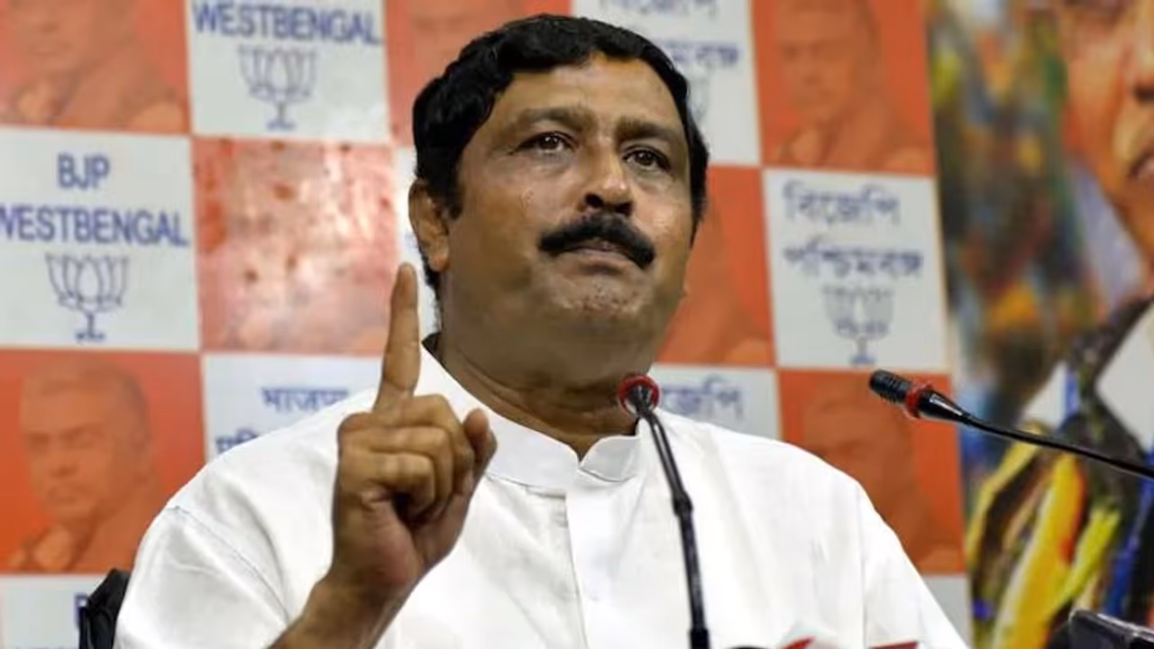 'পথে বসা অনুশীলন করছেন মমতা', শাস্তি পাওয়ার পরও অদম্য রাহুল সিনহা 'পথে বসা অনুশীলন করছেন মমতা', শাস্তি পাওয়ার পরও অদম্য রাহুল সিনহা