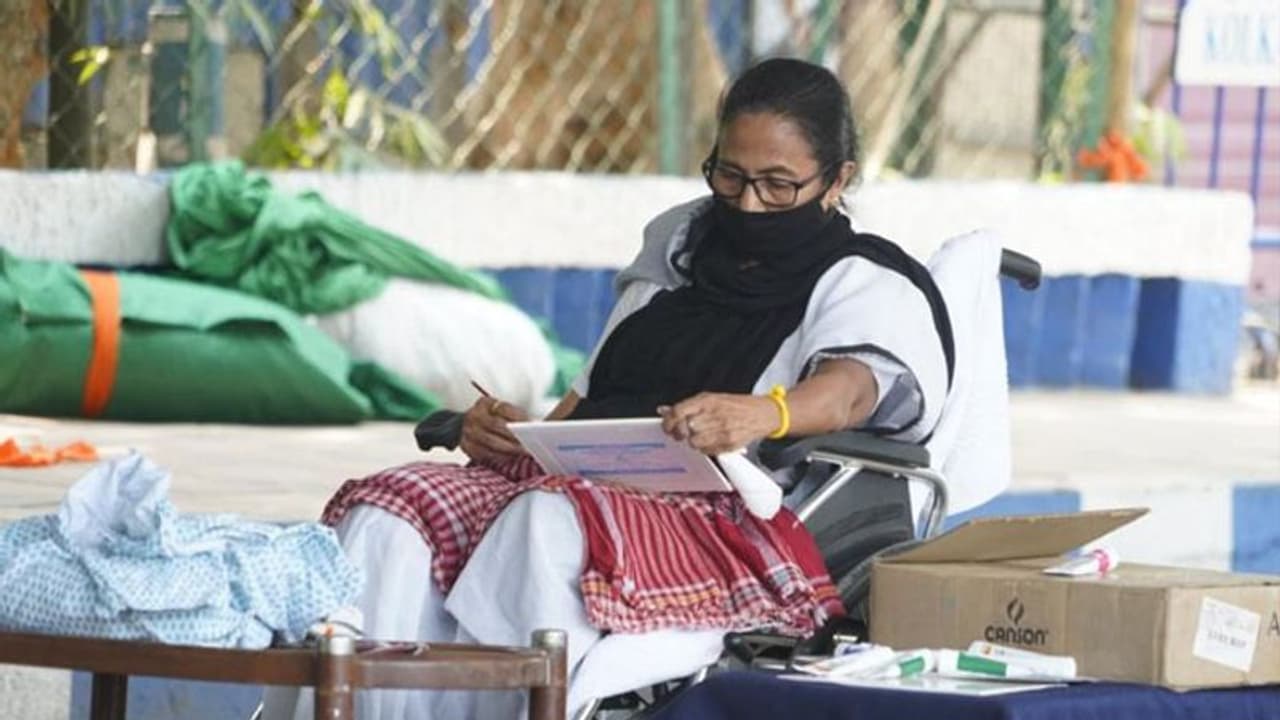 चुनाव प्रचार पर 24 घंटे की रोक से नाराज ममता बनर्जी 3 घंटे धरने पर बैठीं, 'टाइम पास' करने बनाई पेंटिंग