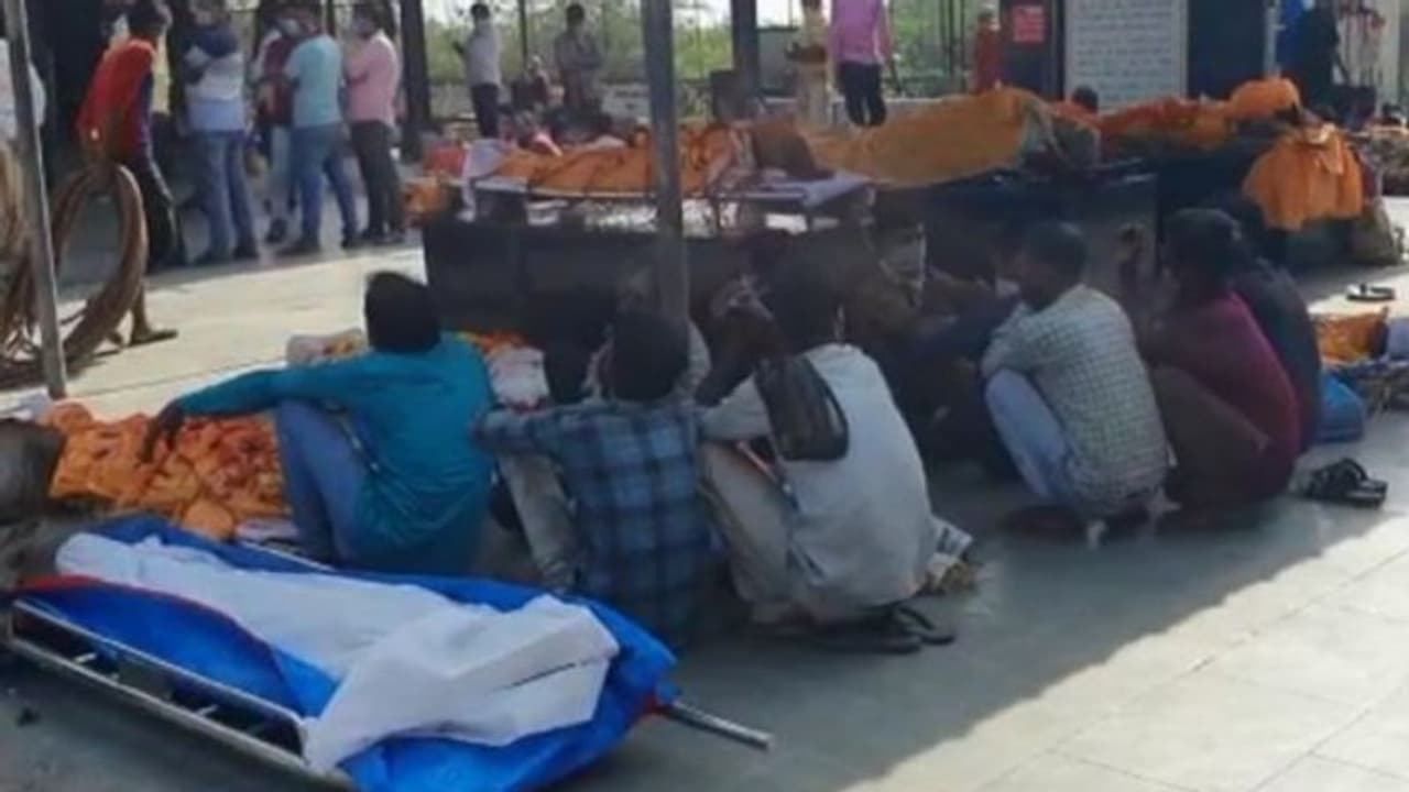కోవిడ్ రోగి అంత్యక్రియలకు హాజరు... ఒకరి తర్వాత మరొకరిగా, 21 మంది మృతి కోవిడ్ రోగి అంత్యక్రియలకు హాజరు... ఒకరి తర్వాత మరొకరిగా, 21 మంది మృతి