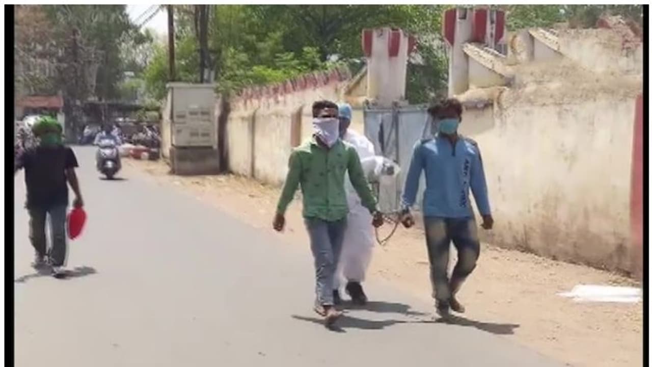 വാഹനം ലഭിച്ചില്ല; കൊവിഡ് പോസിറ്റീവായ മോഷ്ടാവിനെ നഗ്നപാദനായി ജയിലിലേക്ക് നടത്തിച്ച് പൊലീസ് ഉദ്യോഗസ്ഥൻ വാഹനം ലഭിച്ചില്ല; കൊവിഡ് പോസിറ്റീവായ മോഷ്ടാവിനെ നഗ്നപാദനായി ജയിലിലേക്ക് നടത്തിച്ച് പൊലീസ് ഉദ്യോഗസ്ഥൻ