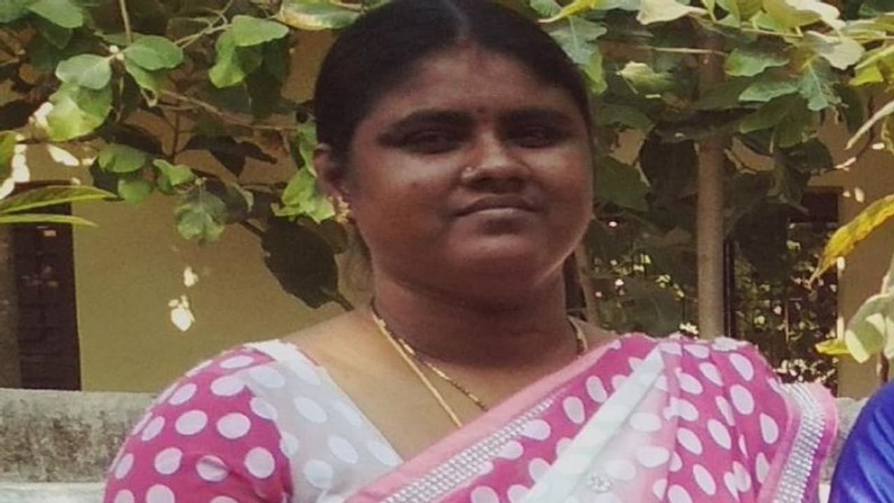 ఆర్థిక ఇబ్బందులు : నల్గొండలో విద్యావాలంటీర్ ఆత్మహత్య !! ఆర్థిక ఇబ్బందులు : నల్గొండలో విద్యావాలంటీర్ ఆత్మహత్య !!