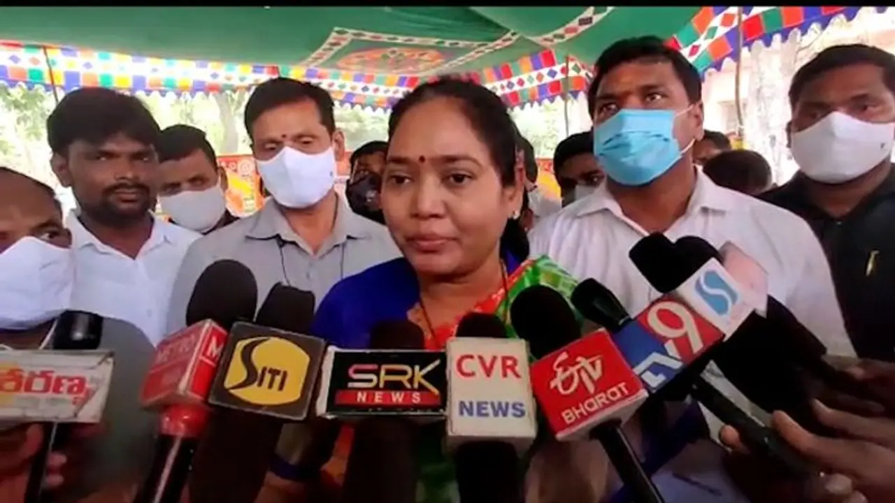 చంద్రబాబు పై రాళ్ళ దాడి అవాస్తవం.. ఆ అవసరం వైసీపీకి లేదు : మేకతోటి సుచరిత (వీడియో) చంద్రబాబు పై రాళ్ళ దాడి అవాస్తవం.. ఆ అవసరం వైసీపీకి లేదు : మేకతోటి సుచరిత (వీడియో)