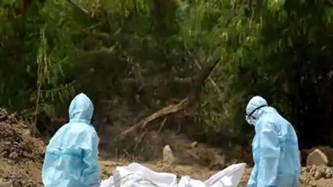 रांचीः एक दिन में जलीं 75 सामूहिक चिताएं, मौत का बना नया रिकॉर्ड रांचीः एक दिन में जलीं 75 सामूहिक चिताएं, मौत का बना नया रिकॉर्ड