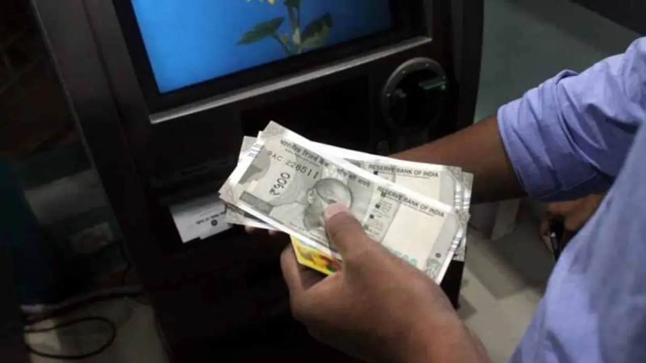 atm withdrawal charge: முக்கிய வங்கிகளின் ஏடிஎம் களில் பணம் எடுக்கும் வரம்பு கட்டணம் உயர்வு: புதிய தகவல்கள்
