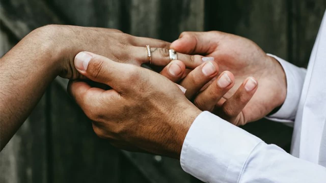 ಬೇರೊಬ್ಬರ ಜೊತೆ ತನ್ನ ಪತ್ನಿಯ ಮದುವೆ ವಿಡಿಯೋ ನೋಡಿದ ಪತಿ; 19 ಮ್ಯಾರೇಜ್ ಸೀಕ್ರೆಟ್ ರಟ್ಟು !