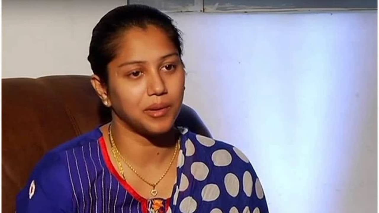 தனியாக காரில் அழைத்துச் சென்று போலீஸ் செய்த காரியம்.. நடிகை ராதா பரபரப்பு புகார். தனியாக காரில் அழைத்துச் சென்று போலீஸ் செய்த காரியம்.. நடிகை ராதா பரபரப்பு புகார்.