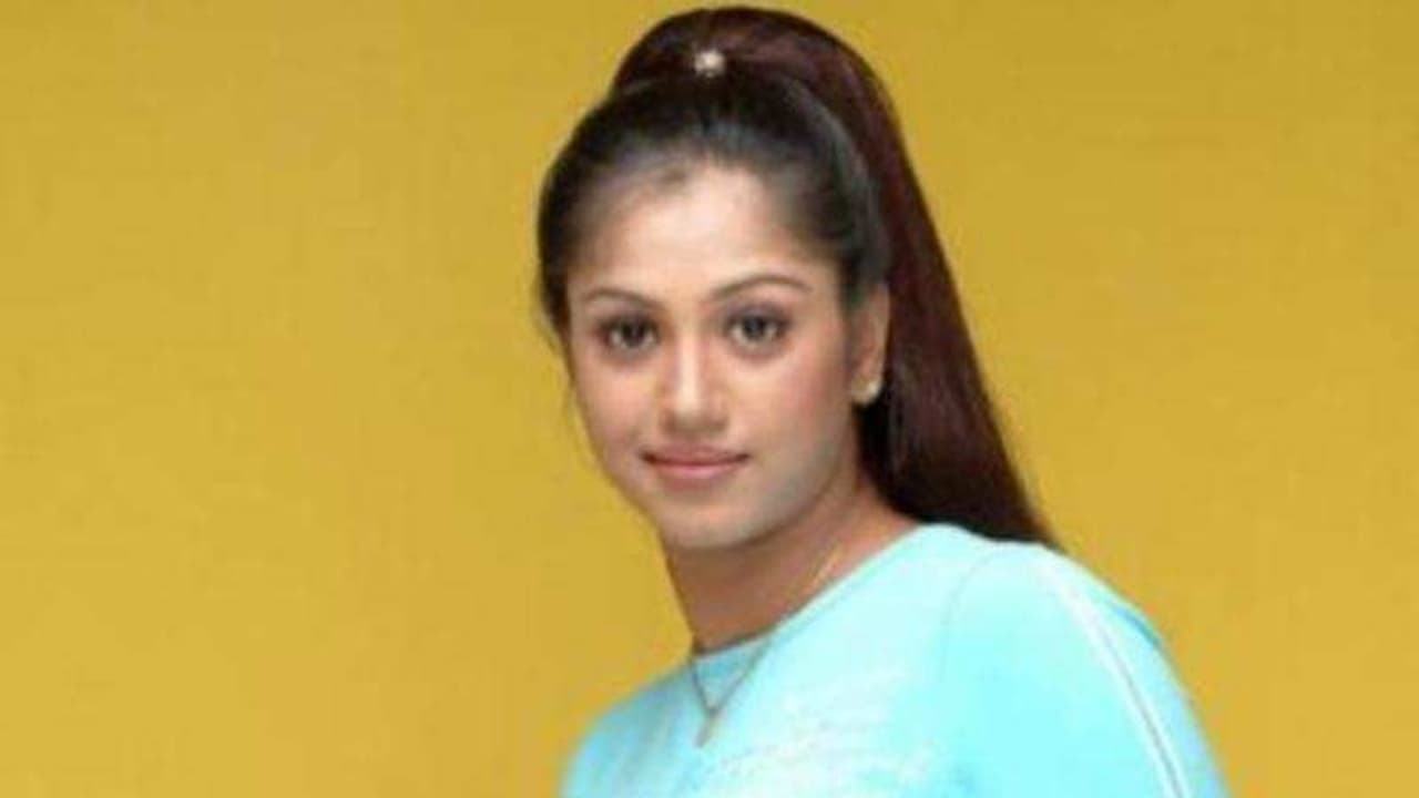 கணவர் அடித்து துன்புறுத்துவதாக பிரபல நடிகை காவல் நிலையத்தில் புகார்.. வழக்கு பதிவு செய்து போலீஸ் விசாரணை.