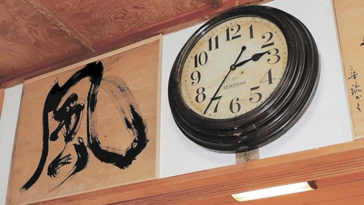 10 വര്‍ഷം മുന്‍പ് നിലച്ചു; വീണ്ടുമൊരു ഭൂമികുലുക്കത്തില്‍ ജീവന്‍ തിരിച്ചുകിട്ടി 100 വര്‍ഷം പഴക്കമുള്ള ക്ലോക്ക്