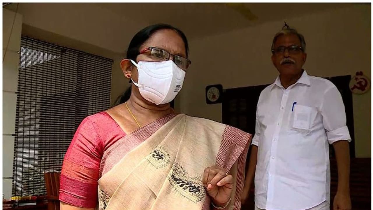 വാക്സീന് ക്ഷാമം; 'മാസ് വാക്സിനേഷന് മുടങ്ങാന് സാധ്യത', കേന്ദ്രത്തെ അറിയിച്ചിട്ടുണ്ടെന്ന് കെ കെ ശൈലജ വാക്സീന് ക്ഷാമം; 'മാസ് വാക്സിനേഷന് മുടങ്ങാന് സാധ്യത', കേന്ദ്രത്തെ അറിയിച്ചിട്ടുണ്ടെന്ന് കെ കെ ശൈലജ