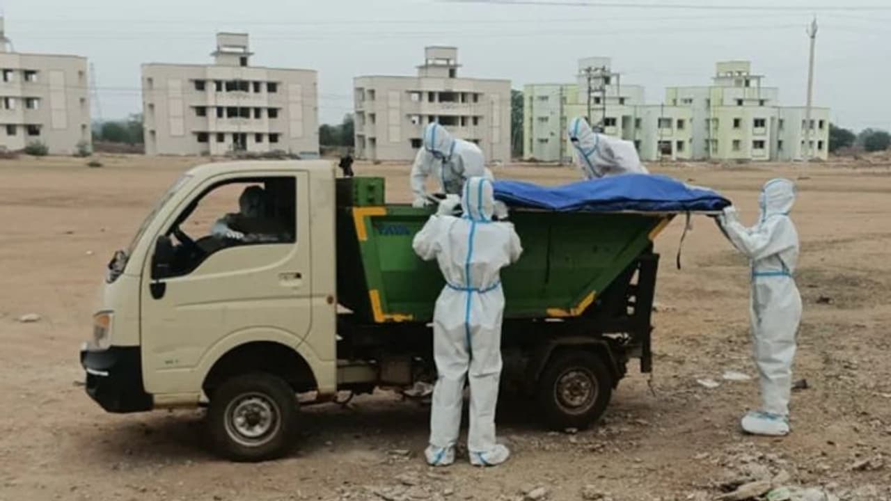 ആംബുലൻസ് ഇല്ല, കൊവിഡ് രോഗികളുടെ മൃതദേഹം വേസ്റ്റ് വണ്ടിയിൽ ആംബുലൻസ് ഇല്ല, കൊവിഡ് രോഗികളുടെ മൃതദേഹം വേസ്റ്റ് വണ്ടിയിൽ