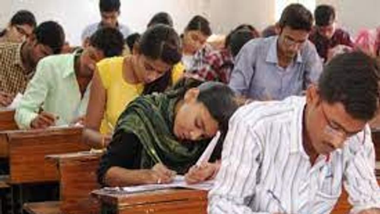 ಕೋವಿಡ್ ಎಫೆಕ್ಟ್ : ರಾಜ್ಯದ ಹಲವು ವಿವಿ ಪರೀಕ್ಷೆಗಳು ಮುಂದಕ್ಕೆ ಕೋವಿಡ್ ಎಫೆಕ್ಟ್ : ರಾಜ್ಯದ ಹಲವು ವಿವಿ ಪರೀಕ್ಷೆಗಳು ಮುಂದಕ್ಕೆ