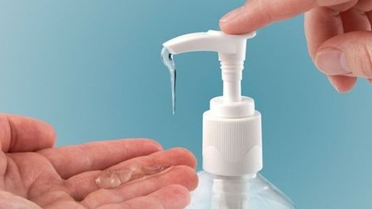 മദ്യം ലഭിച്ചില്ല; സാനിറ്റൈസര് കുടിച്ച രണ്ട് പേര് മരിച്ചു മദ്യം ലഭിച്ചില്ല; സാനിറ്റൈസര് കുടിച്ച രണ്ട് പേര് മരിച്ചു