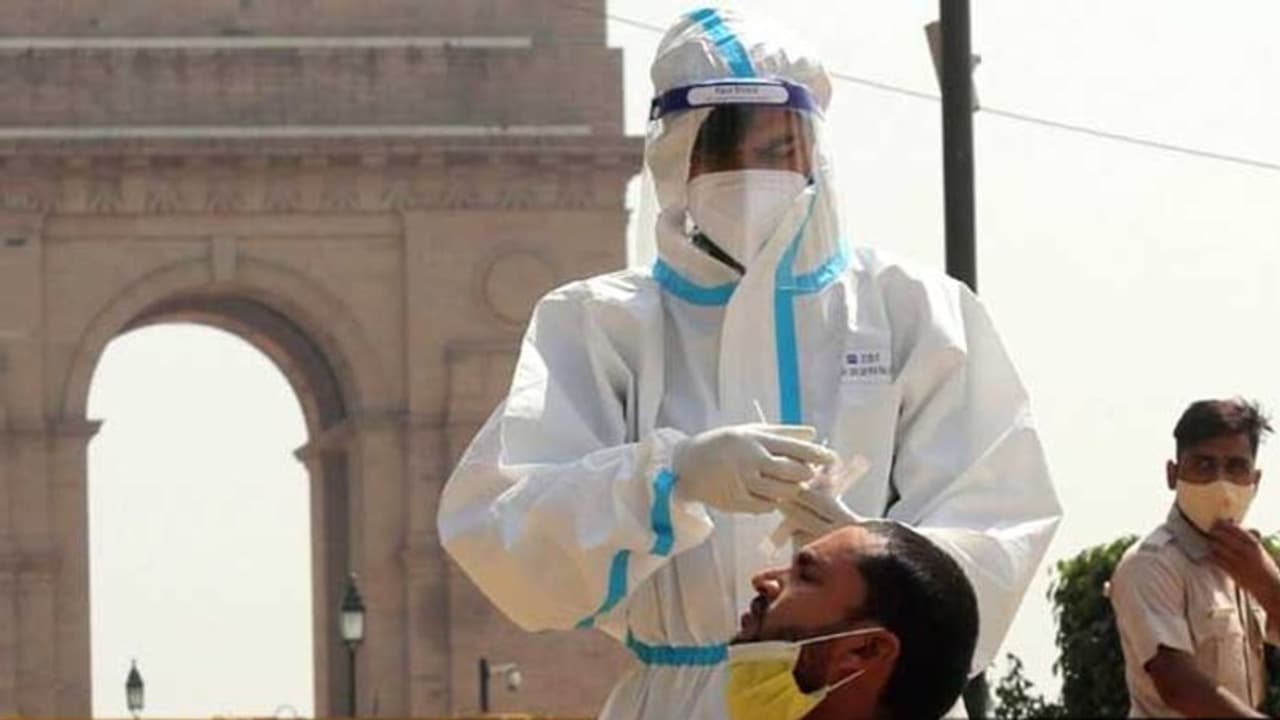 ఇండియాలో కోరలు చాస్తున్న కరోనా: ఒక్క రోజులోనే రెండు లక్షలు దాటిన కేసులు ఇండియాలో కోరలు చాస్తున్న కరోనా: ఒక్క రోజులోనే రెండు లక్షలు దాటిన కేసులు