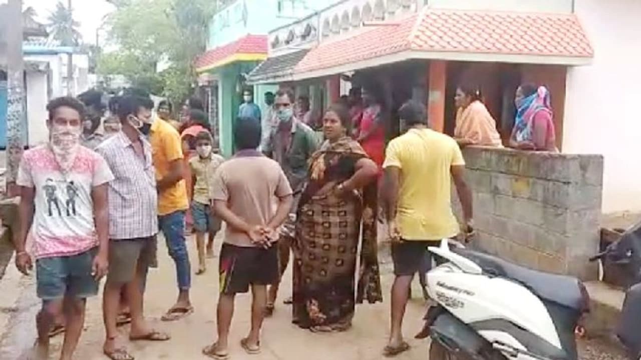 విశాఖలో ఆరుగురి హత్య: ఆ ఇంట్లో ఎవ్వరినీ వదలను.. మృతుడి కుమారుడు తీవ్ర వ్యాఖ్యలు విశాఖలో ఆరుగురి హత్య: ఆ ఇంట్లో ఎవ్వరినీ వదలను.. మృతుడి కుమారుడు తీవ్ర వ్యాఖ్యలు