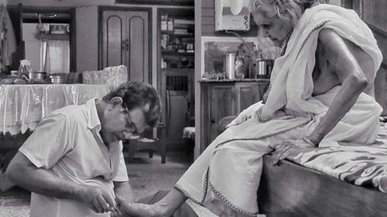 98 साल की मां के नाखून काटते दिखा 65 साल का शख्स, वायरल हो रही इमोशनल फोटो