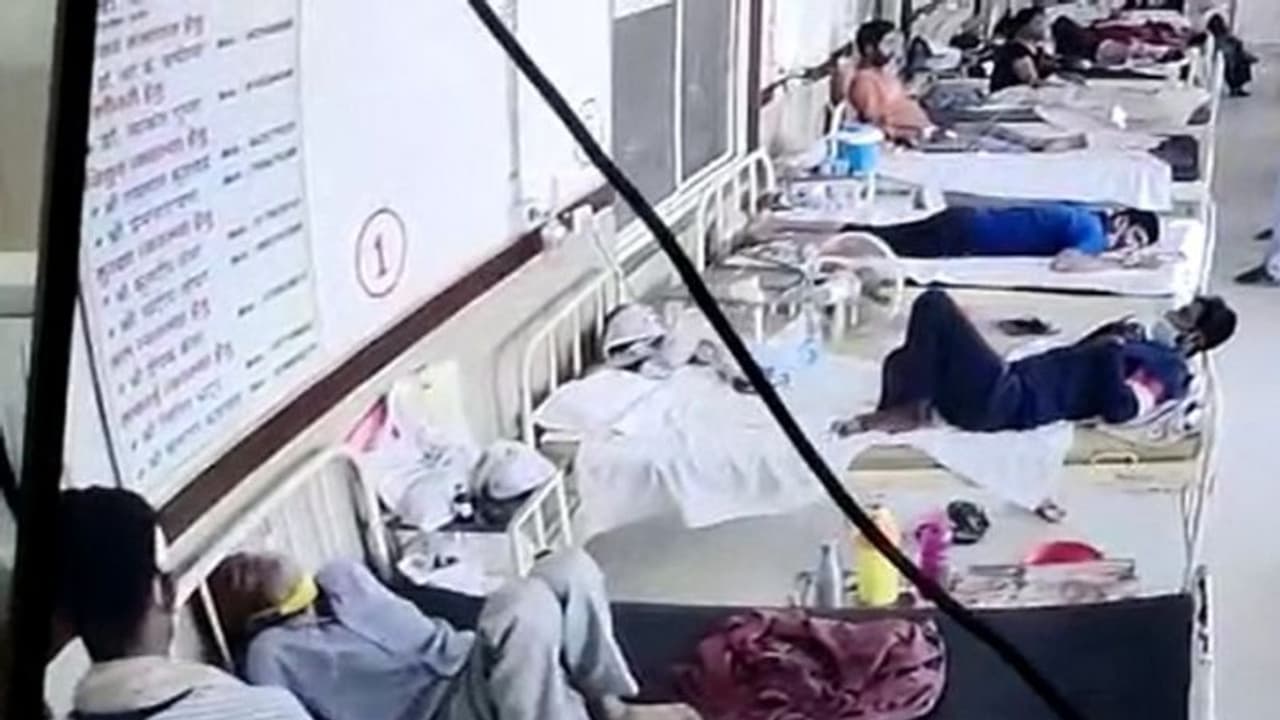 'ದೇಶದಲ್ಲೇ ಅತಿಹೆಚ್ಚು ಆಸ್ಪತ್ರೆ ನಮ್ಮಲ್ಲಿವೆ, ಆದರೂ ಸರ್ಕಾರ ಕೈಚೆಲ್ಲಿ ಕೂತಿದೆ' 'ದೇಶದಲ್ಲೇ ಅತಿಹೆಚ್ಚು ಆಸ್ಪತ್ರೆ ನಮ್ಮಲ್ಲಿವೆ, ಆದರೂ ಸರ್ಕಾರ ಕೈಚೆಲ್ಲಿ ಕೂತಿದೆ'