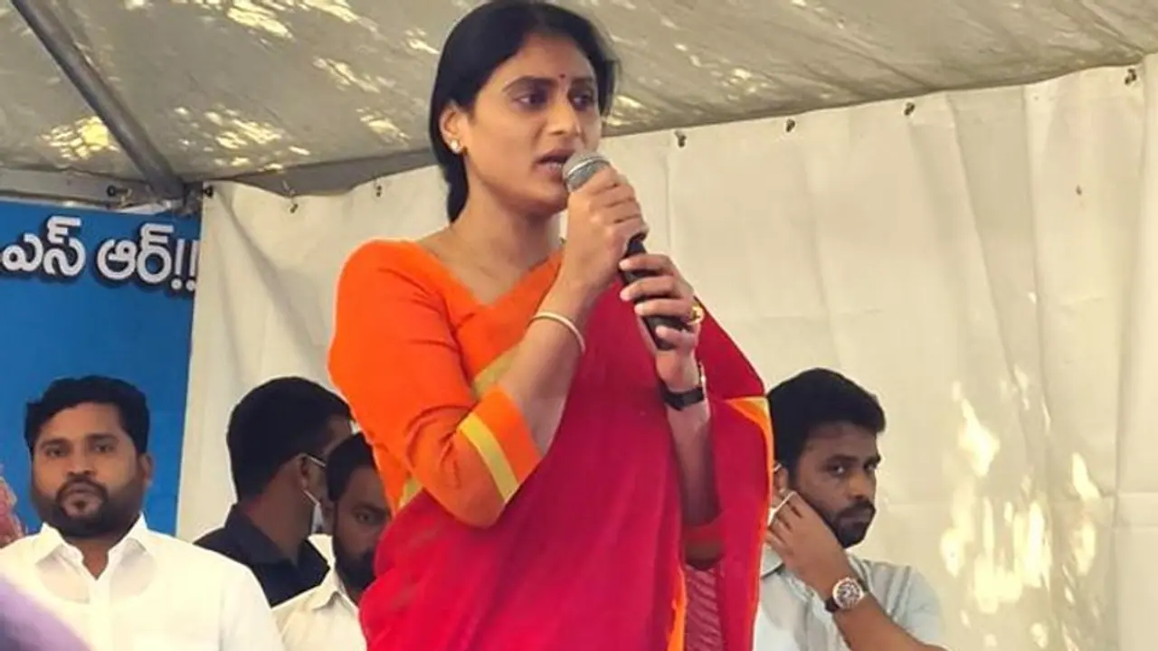 ఇక్కడ న్యాయం జరగాలంటే రోడ్డెక్కాల్సిందేనా: కేసీఆర్ ప్రభుత్వంపై షర్మిల విమర్శలు ఇక్కడ న్యాయం జరగాలంటే రోడ్డెక్కాల్సిందేనా: కేసీఆర్ ప్రభుత్వంపై షర్మిల విమర్శలు