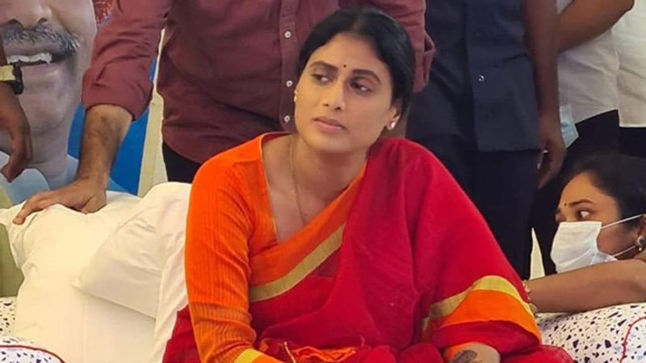 దీక్ష భగ్నం.. రోడ్డుపై సొమ్మసిల్లి పడిపోయిన షర్మిల, లోటస్పాండ్లో నిరసన దీక్ష భగ్నం.. రోడ్డుపై సొమ్మసిల్లి పడిపోయిన షర్మిల, లోటస్పాండ్లో నిరసన