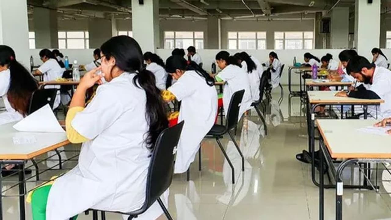 NEET PG Counselling: నీట్ పీజీ కౌన్సిలింగ్ మళ్లీ బ్రేక్.. ఈడబ్ల్యూఎస్ కోటా ఆదాయ పరిమితిపై కేంద్రం పునఃసమీక్ష NEET PG Counselling: నీట్ పీజీ కౌన్సిలింగ్ మళ్లీ బ్రేక్.. ఈడబ్ల్యూఎస్ కోటా ఆదాయ పరిమితిపై కేంద్రం పునఃసమీక్ష