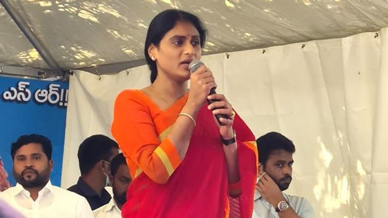 లోటస్పాండ్ వద్ద ఉద్రిక్తత: అమరావతి పరిరక్షణ సమితి సభ్యుడిని తన్నిన షర్మిల అనుచరుడు లోటస్పాండ్ వద్ద ఉద్రిక్తత: అమరావతి పరిరక్షణ సమితి సభ్యుడిని తన్నిన షర్మిల అనుచరుడు